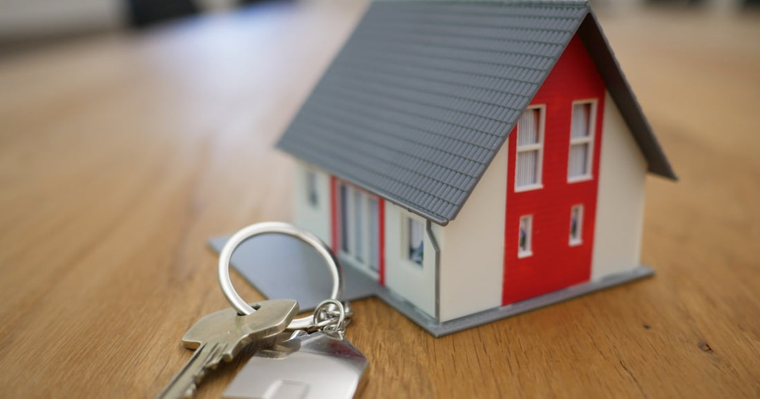 Real estate agent handing over keys after a viewing - follow-up decides the deal