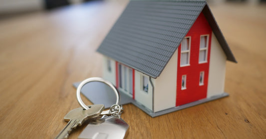 Real estate agent handing over keys after a viewing - follow-up decides the deal